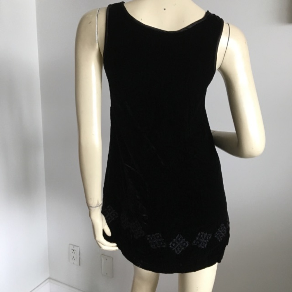 sleeveless black velvet shift dress - Picture 4 of 7